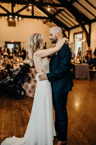 Vestido de novia playero corte sirena con escote ilusión en V y cola de altar WD423