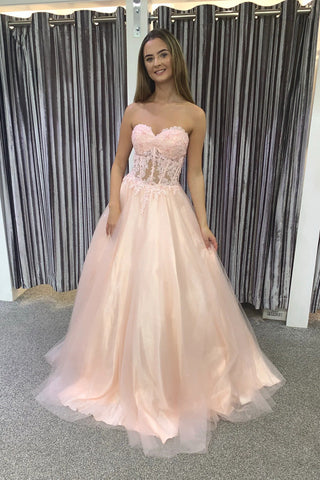 Vestido de graduación rosa con corsé, escote corazón y corte en A con apliques