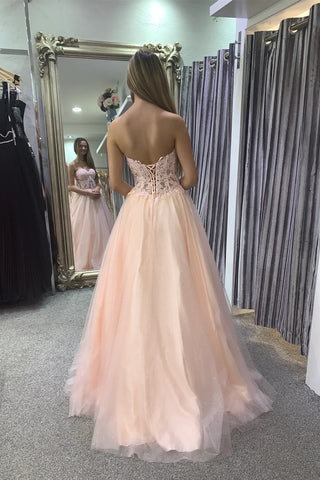 Vestido de graduación rosa con corsé, escote corazón y corte en A con apliques