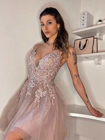 Robe courte de bal de promo en tulle rose poudré à appliqués et coupe trapèze