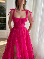 Robe de bal fuchsia élégante en dentelle florale 3D, coupe trapèze et fente.