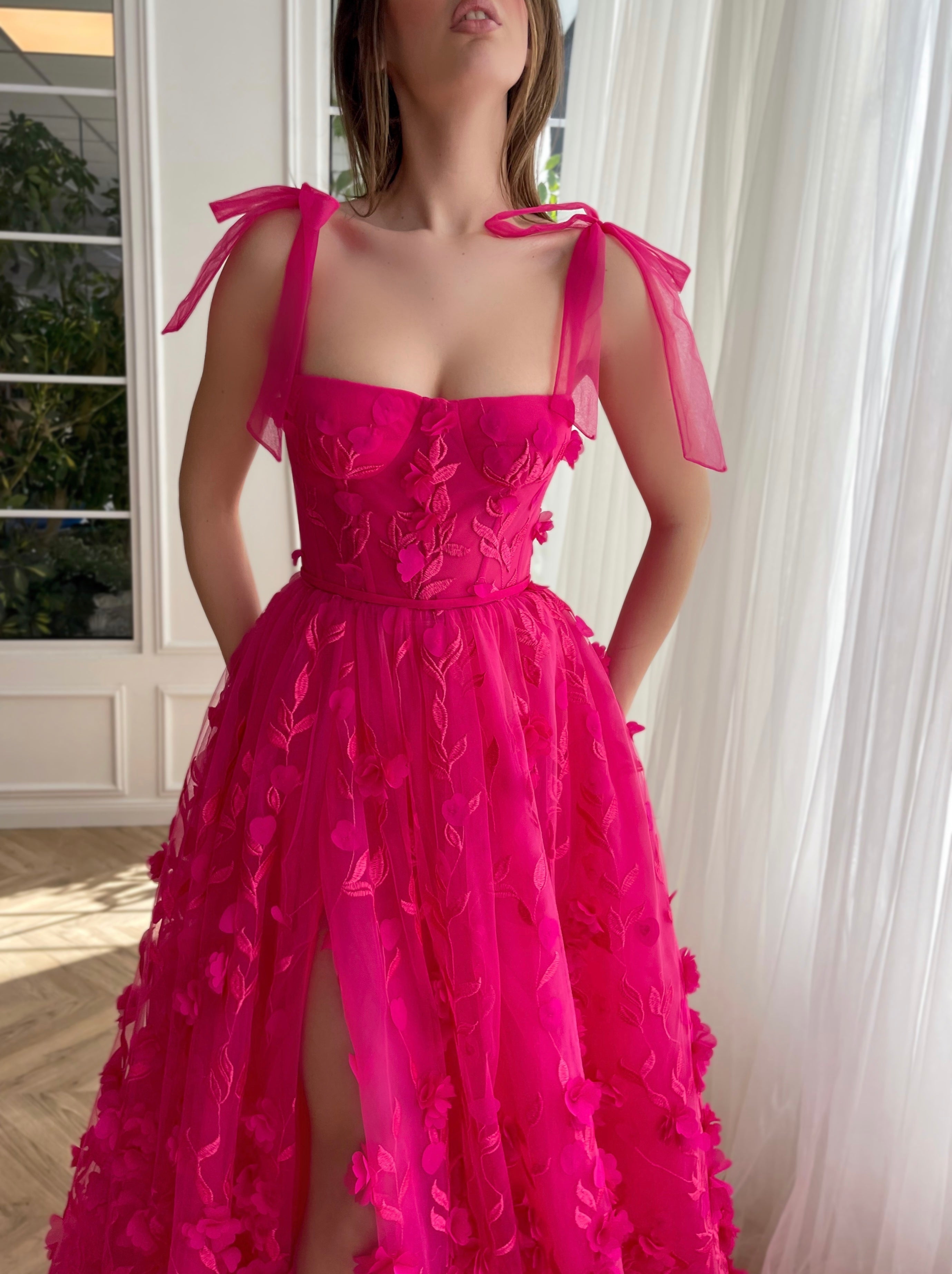 Robe de bal fuchsia élégante en dentelle florale 3D, coupe trapèze et fente.