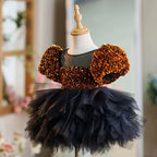 Vestido negro de lentejuelas doradas para bebé niña en su primer cumpleaños 