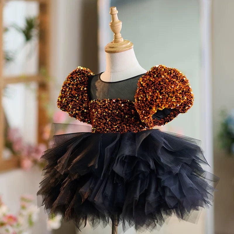 Vestido negro de lentejuelas doradas para bebé niña en su primer cumpleaños 