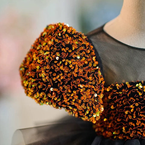 Vestido negro de lentejuelas doradas para bebé niña en su primer cumpleaños 