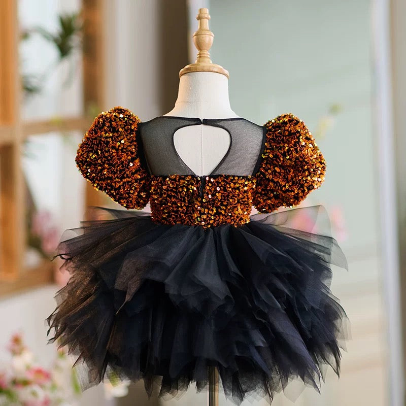 Vestido negro de lentejuelas doradas para bebé niña en su primer cumpleaños 