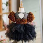 Vestido negro de lentejuelas doradas para bebé niña en su primer cumpleaños 