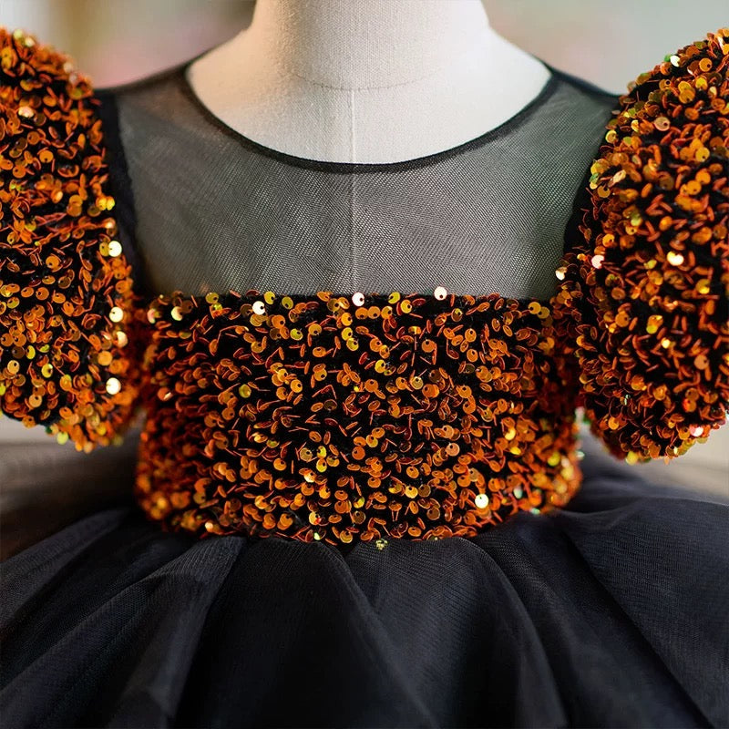 Vestido negro de lentejuelas doradas para bebé niña en su primer cumpleaños 