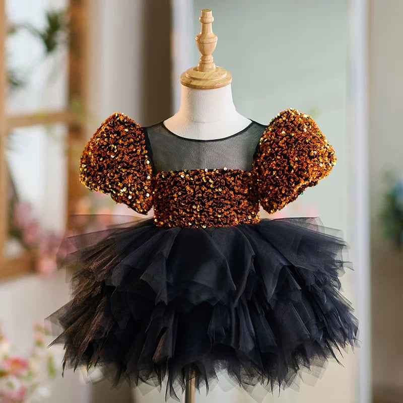 Vestido negro de lentejuelas doradas para bebé niña en su primer cumpleaños 