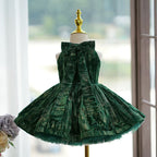 Robe de bébé fille en velours vert mi-longue, idéale pour un anniversaire ou les fêtes. 