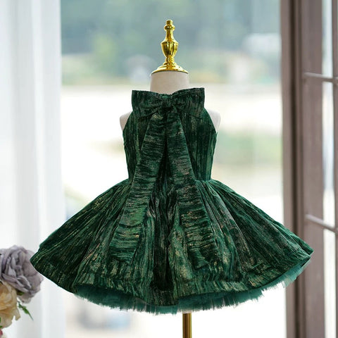 Robe de bébé fille en velours vert mi-longue, idéale pour un anniversaire ou les fêtes. 