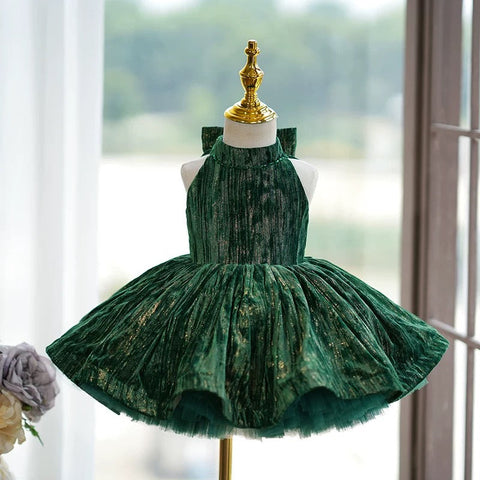 Robe de bébé fille en velours vert mi-longue, idéale pour un anniversaire ou les fêtes. 