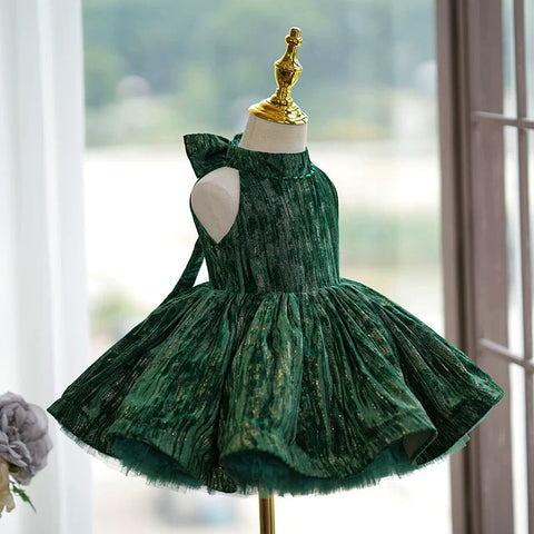 Robe de bébé fille en velours vert mi-longue, idéale pour un anniversaire ou les fêtes. 