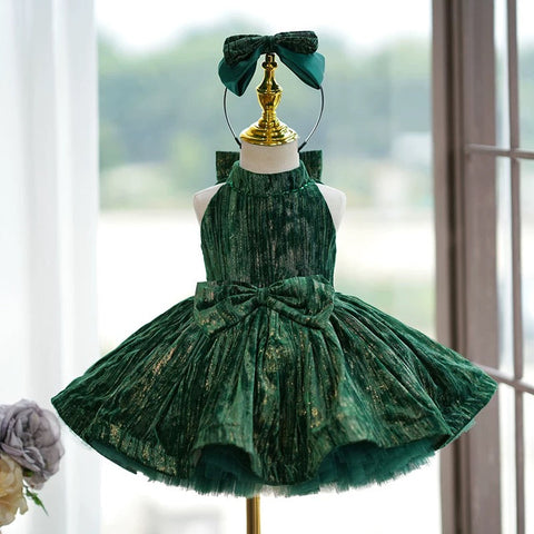Robe de bébé fille en velours vert mi-longue, idéale pour un anniversaire ou les fêtes. 