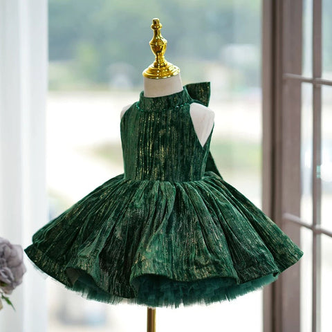 Robe de bébé fille en velours vert mi-longue, idéale pour un anniversaire ou les fêtes. 