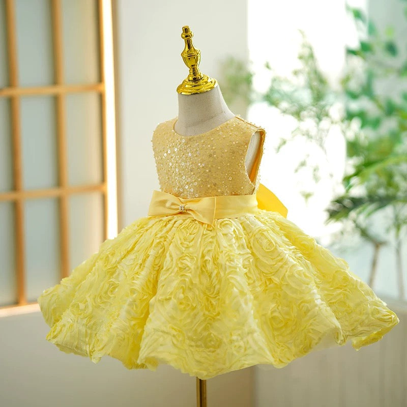 Vestido de bebé niña amarillo con lentejuelas, sin mangas y hasta la rodilla 