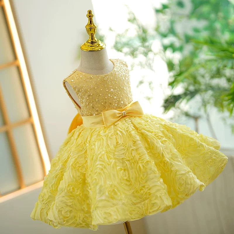 Vestido de bebé niña amarillo con lentejuelas, sin mangas y hasta la rodilla 