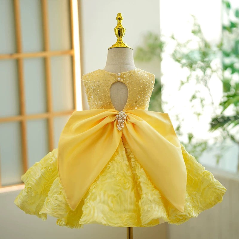 Vestido de bebé niña amarillo con lentejuelas, sin mangas y hasta la rodilla 