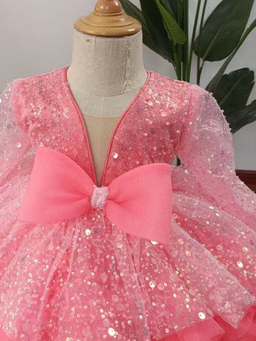 Vestido de bebé niña color lila con lentejuelas, mangas largas con volantes y lazo hasta la rodilla 