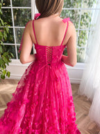 Robe de bal fuchsia élégante en dentelle florale 3D, coupe trapèze et fente.