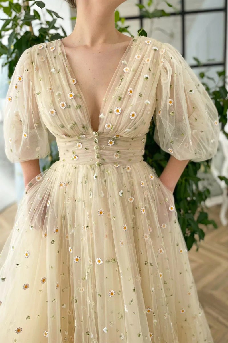 Vestido de compromiso corte A con escote en V, estampado de margaritas, largo hasta el tobillo, manga corta, cuello alto, tul con botones y pliegues.