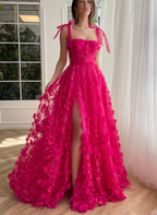 Robe de bal fuchsia élégante en dentelle florale 3D, coupe trapèze et fente.