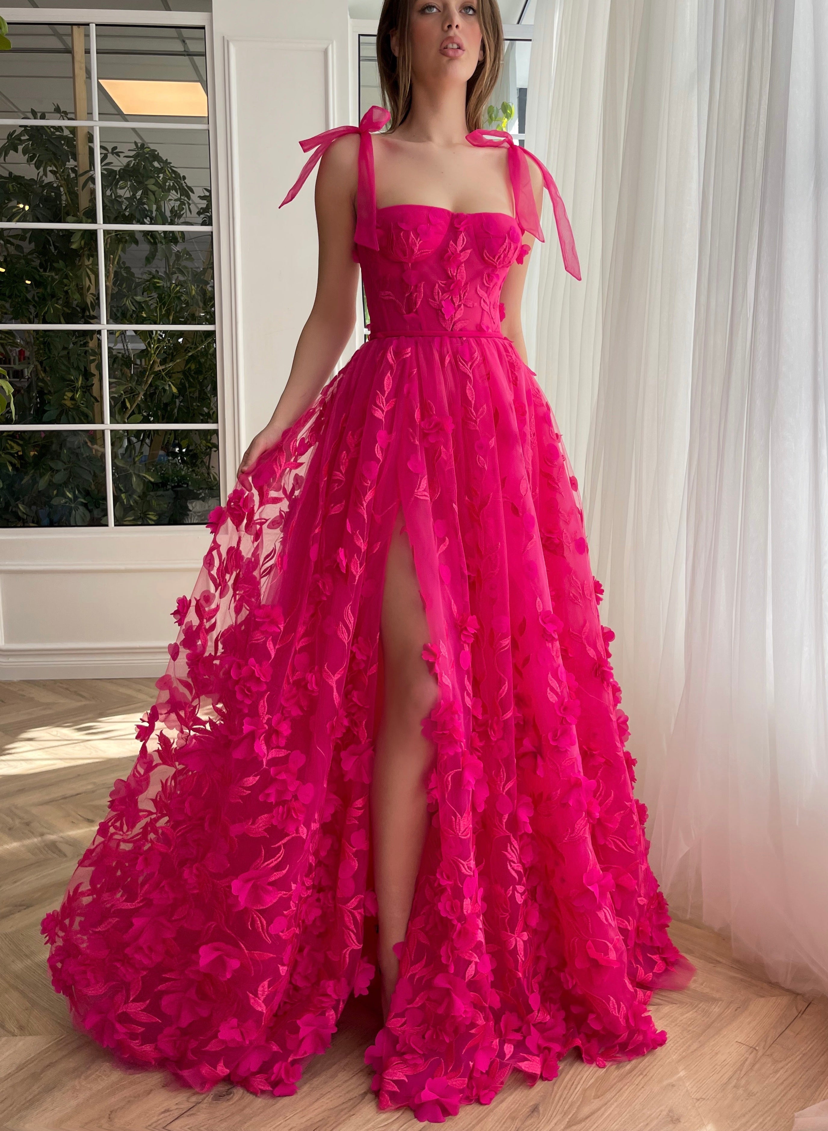 Robe de bal fuchsia élégante en dentelle florale 3D, coupe trapèze et fente.