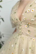 Vestido de compromiso corte A con escote en V, estampado de margaritas, largo hasta el tobillo, manga corta, cuello alto, tul con botones y pliegues.