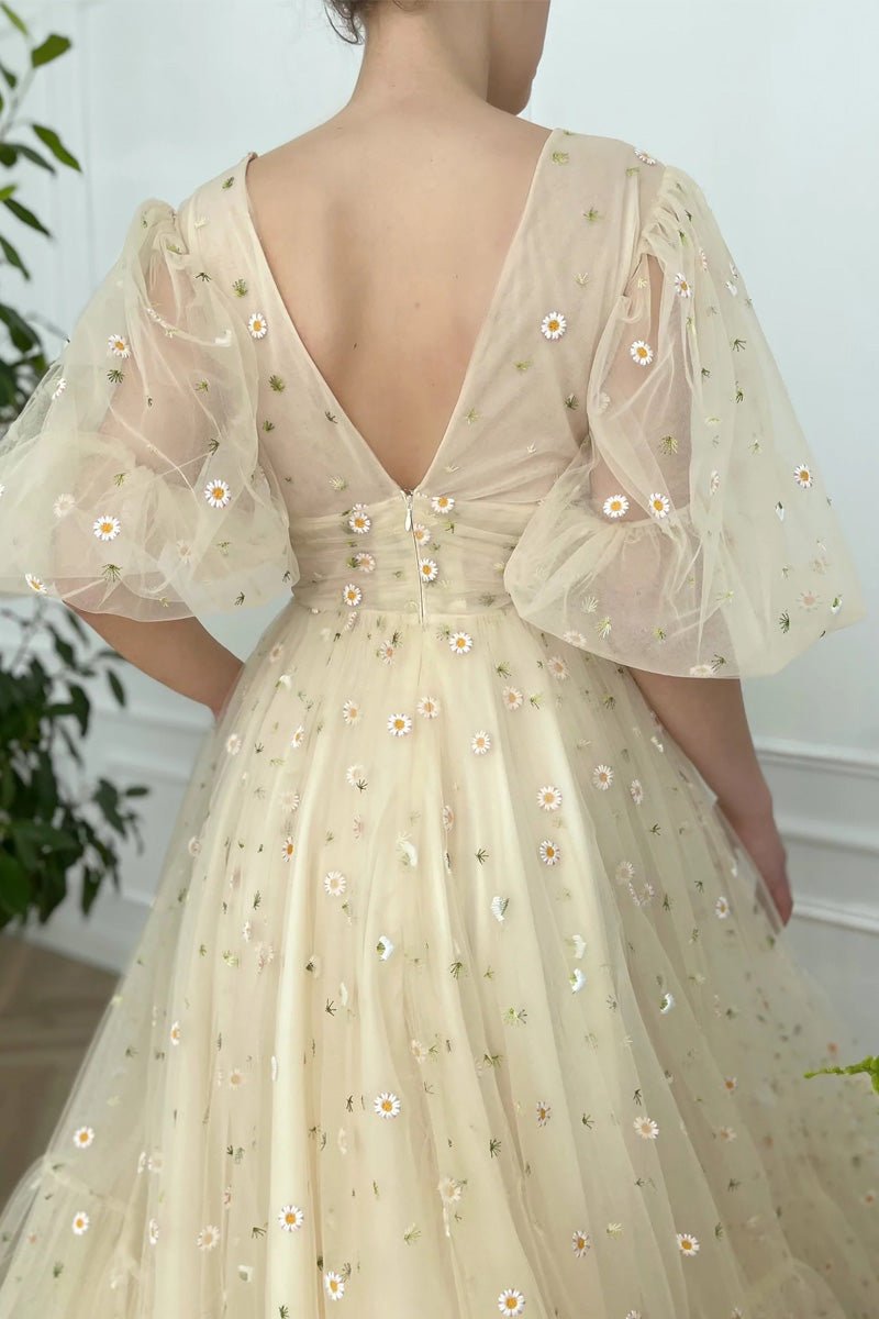 Vestido de compromiso corte A con escote en V, estampado de margaritas, largo hasta el tobillo, manga corta, cuello alto, tul con botones y pliegues.