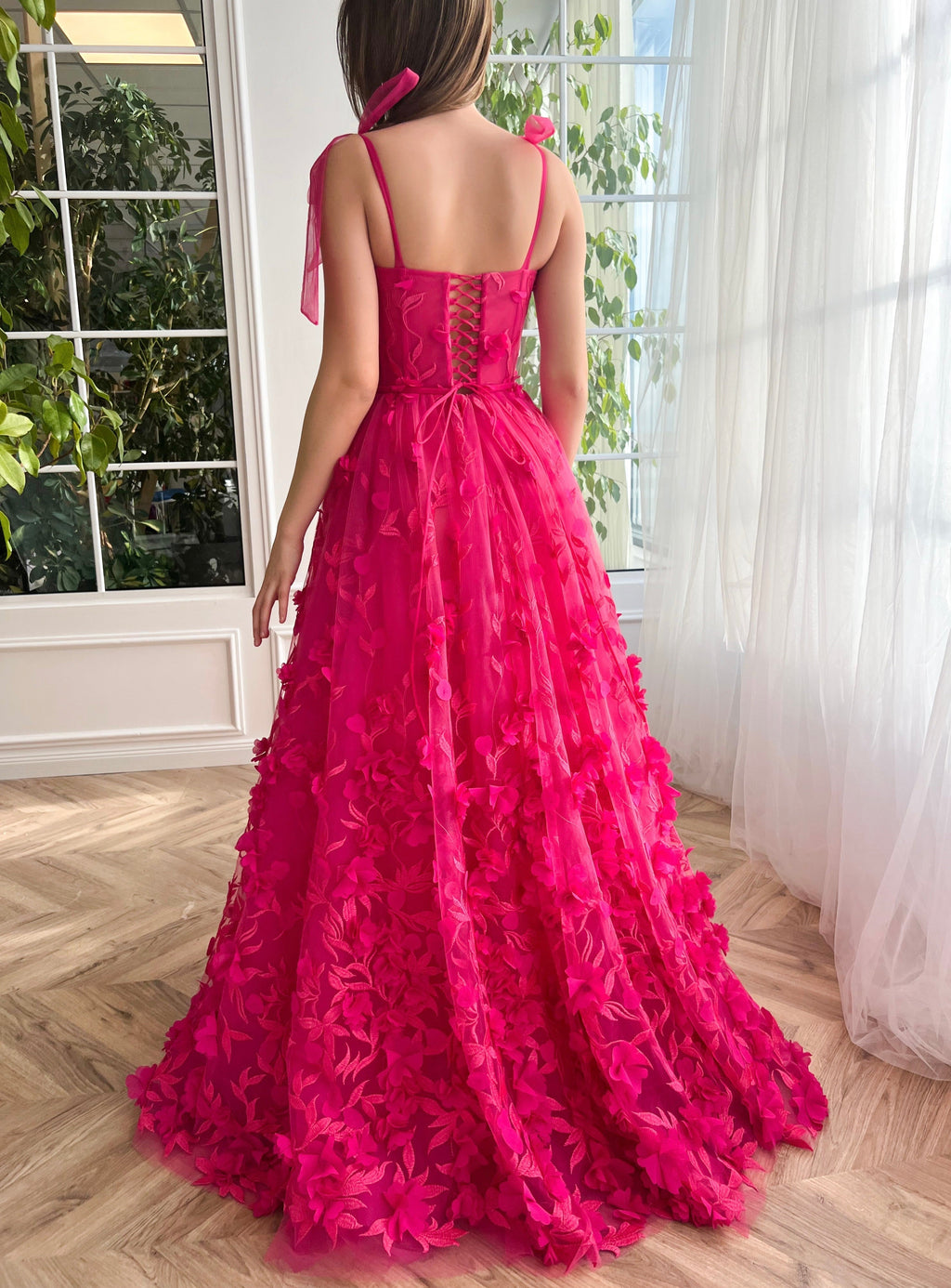 Robe de bal fuchsia élégante en dentelle florale 3D, coupe trapèze et fente.