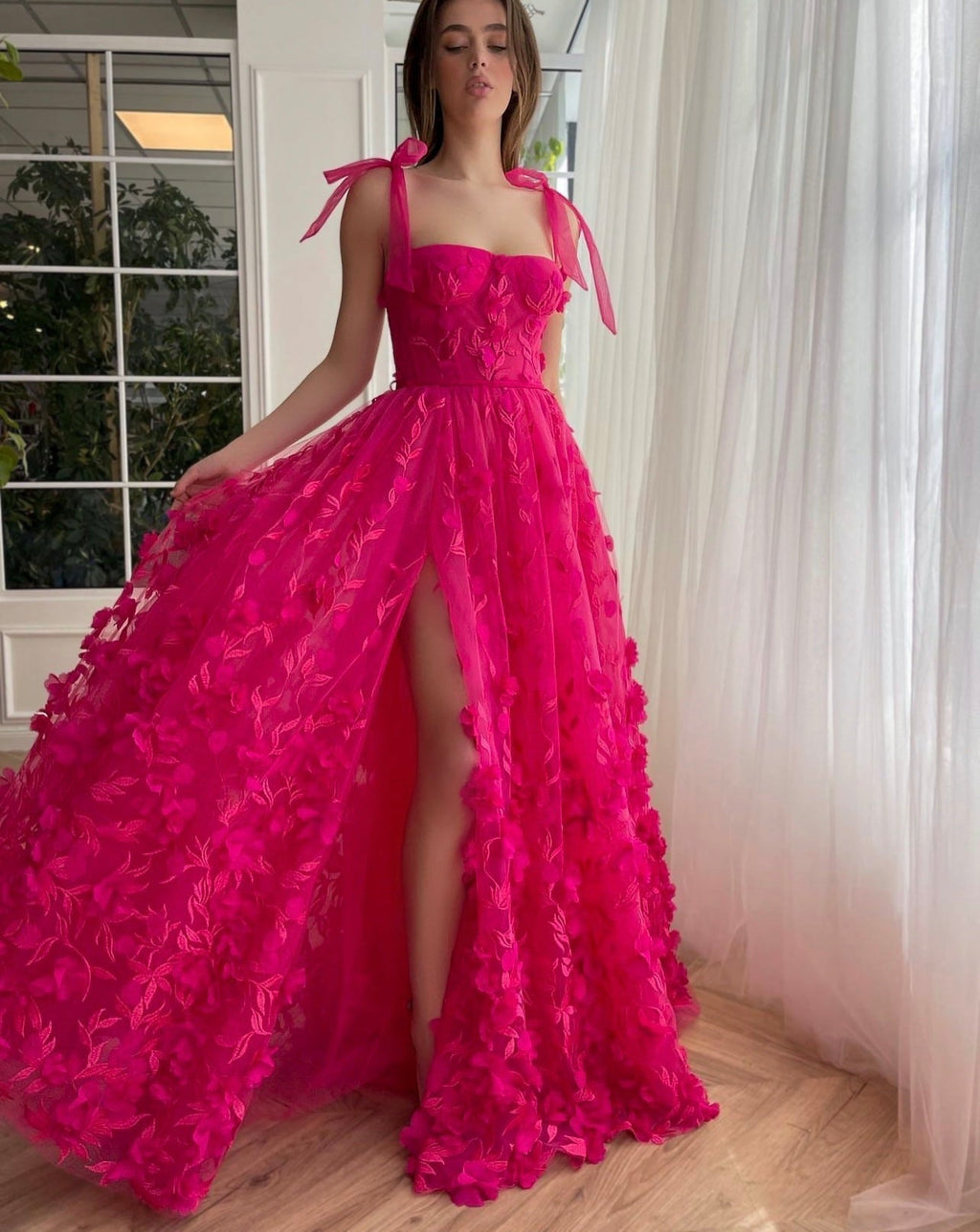 Robe de bal fuchsia élégante en dentelle florale 3D, coupe trapèze et fente.