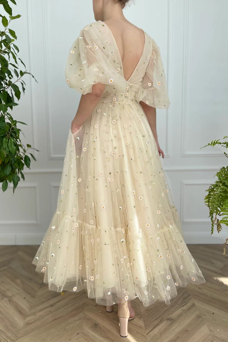 Vestido de compromiso corte A con escote en V, estampado de margaritas, largo hasta el tobillo, manga corta, cuello alto, tul con botones y pliegues.