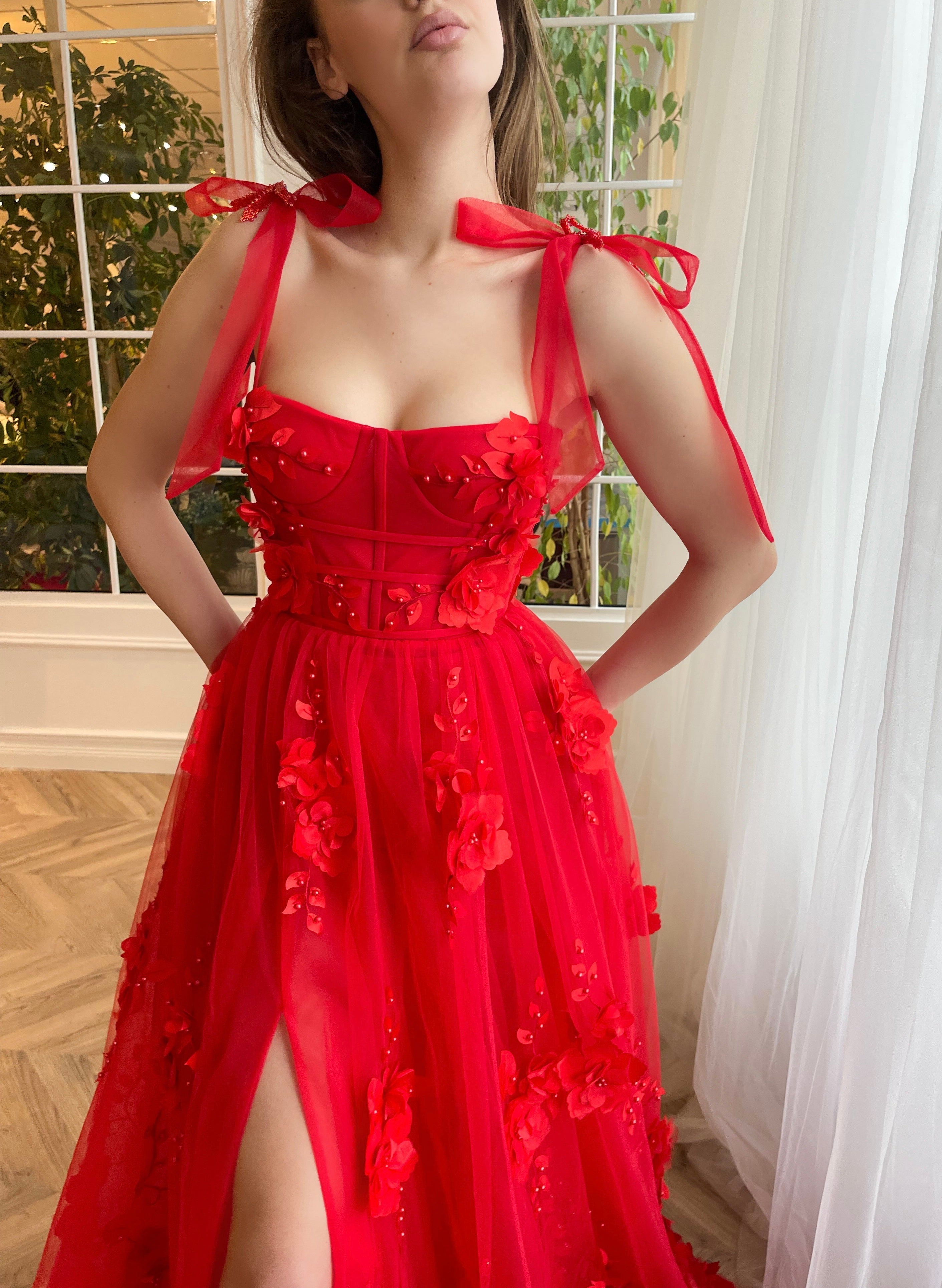 Vestido largo de fiesta corte A con encaje escarlata, flores 3D y abertura