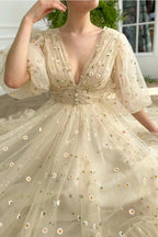 Vestido de compromiso corte A con escote en V, estampado de margaritas, largo hasta el tobillo, manga corta, cuello alto, tul con botones y pliegues.