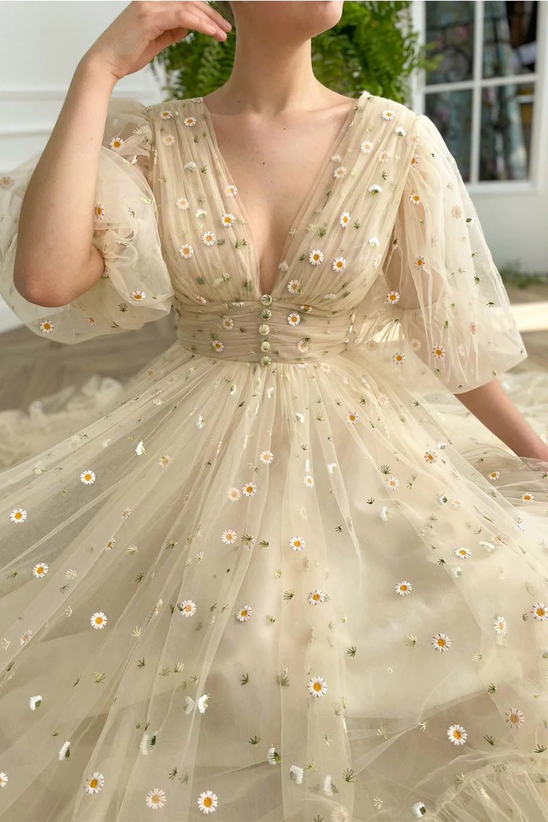 Vestido de compromiso corte A con escote en V, estampado de margaritas, largo hasta el tobillo, manga corta, cuello alto, tul con botones y pliegues.
