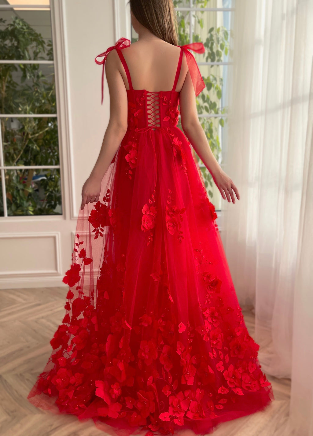 Vestido largo de fiesta corte A con encaje escarlata, flores 3D y abertura