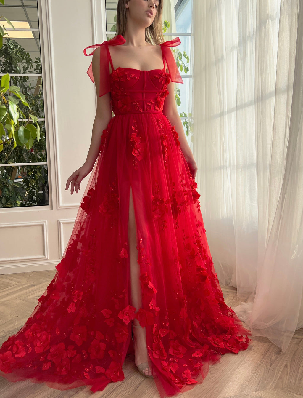 Vestido largo de fiesta corte A con encaje escarlata, flores 3D y abertura