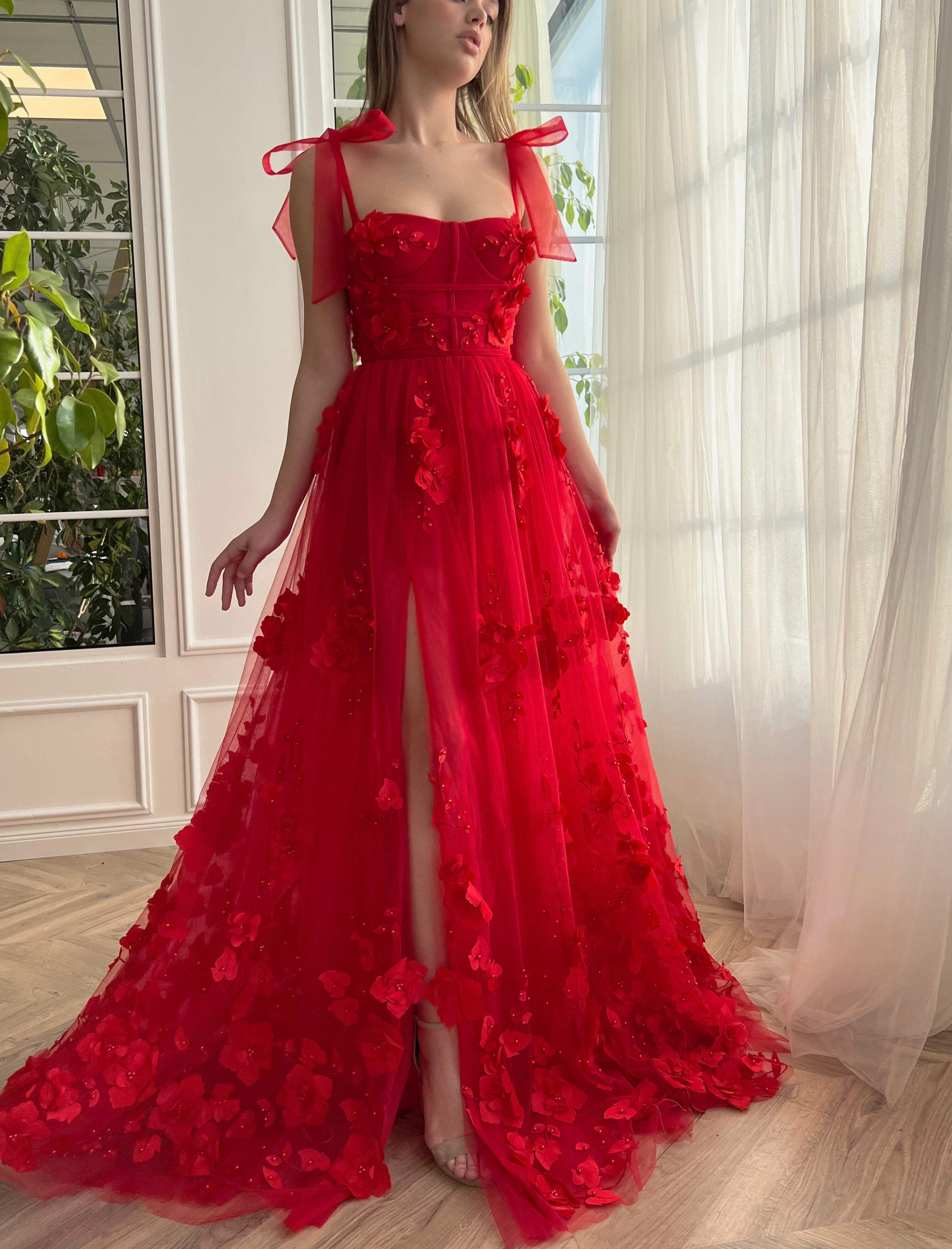 Vestido largo de fiesta corte A con encaje escarlata, flores 3D y abertura