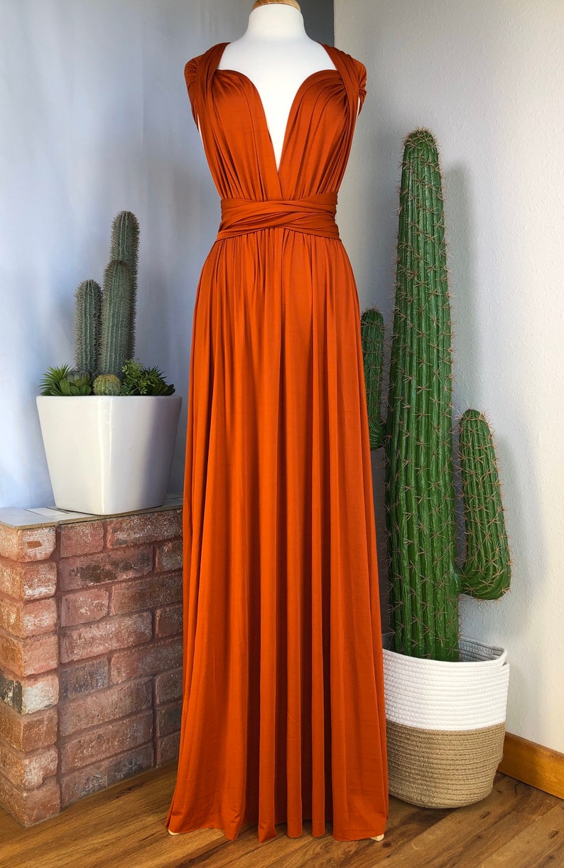 Vestido de dama de honor naranja infinito sin mangas con corte tubo y múltiples posiciones
