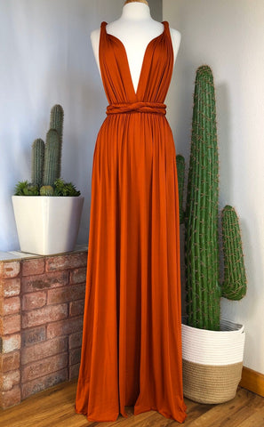Vestido de dama de honor naranja infinito sin mangas con corte tubo y múltiples posiciones