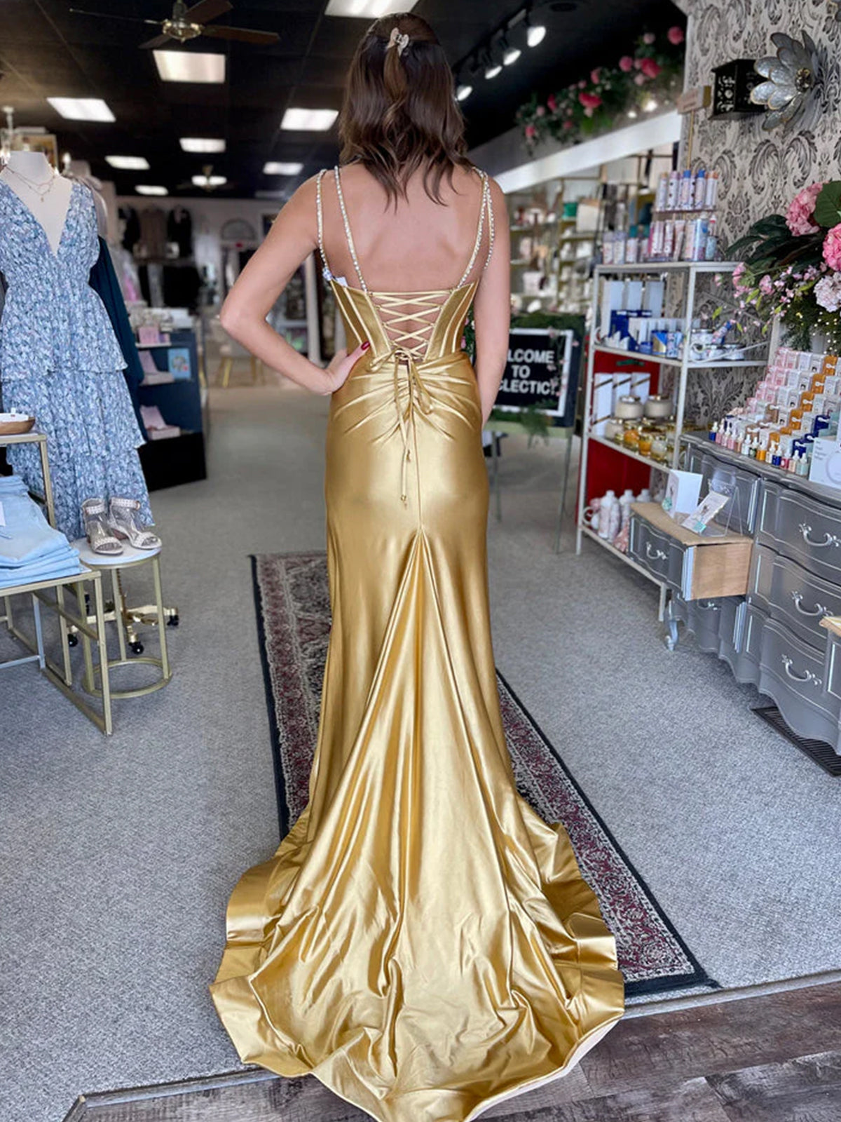 Ingris | Robe de bal longue en satin fuchsia à col en V et perles