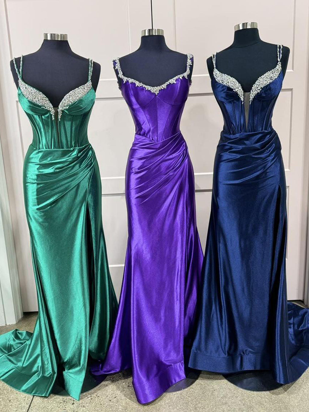 Ingris | Robe de bal longue en satin fuchsia à col en V et perles