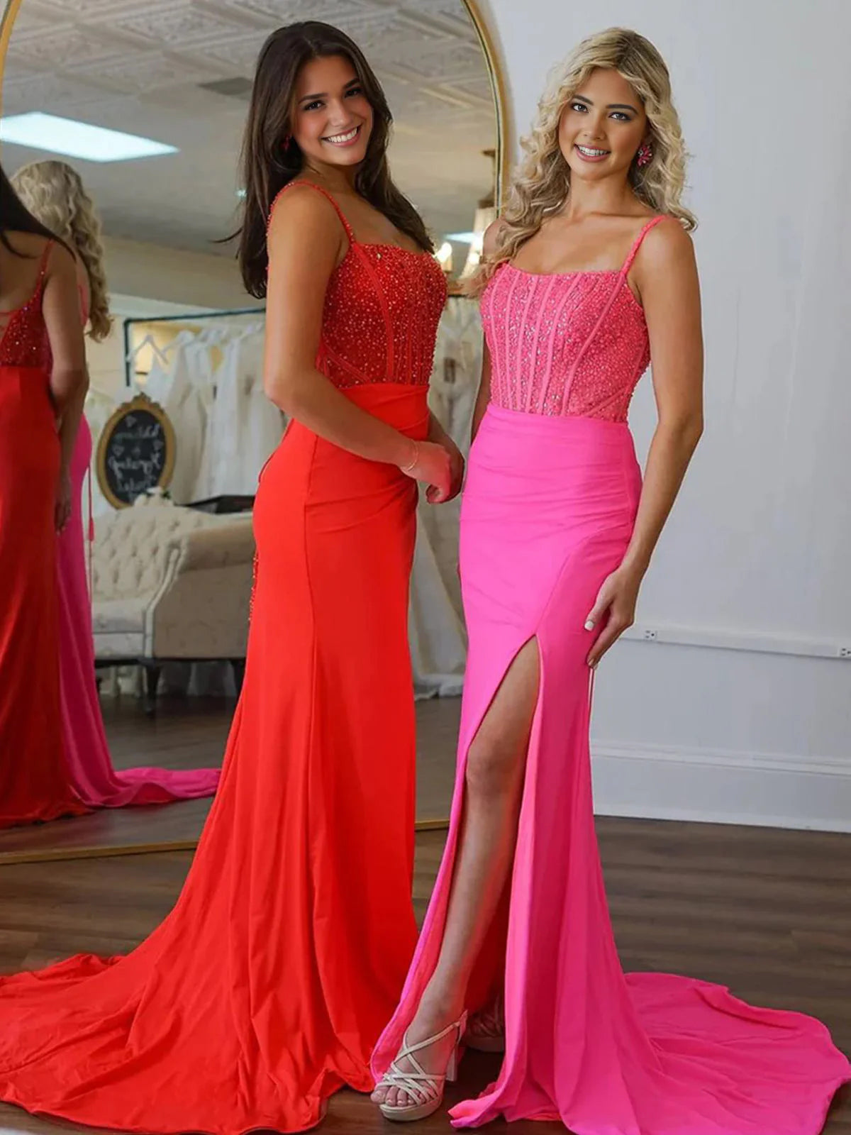 Iolanthe | Robe de bal longue rouge sirène à col carré et perles, fendue