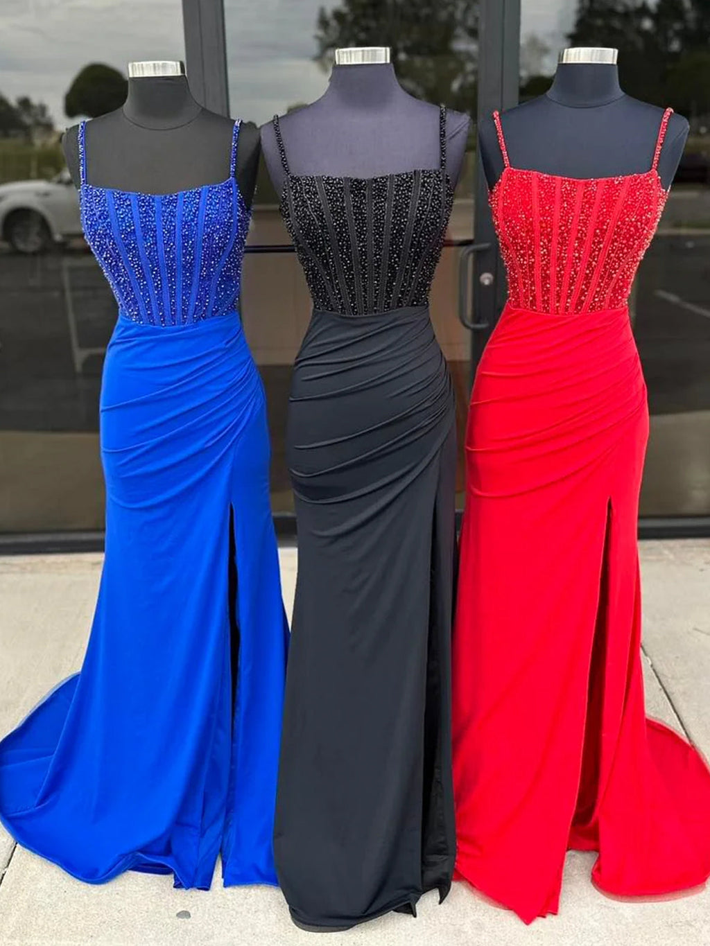 Iolanthe | Robe de bal longue rouge sirène à col carré et perles, fendue