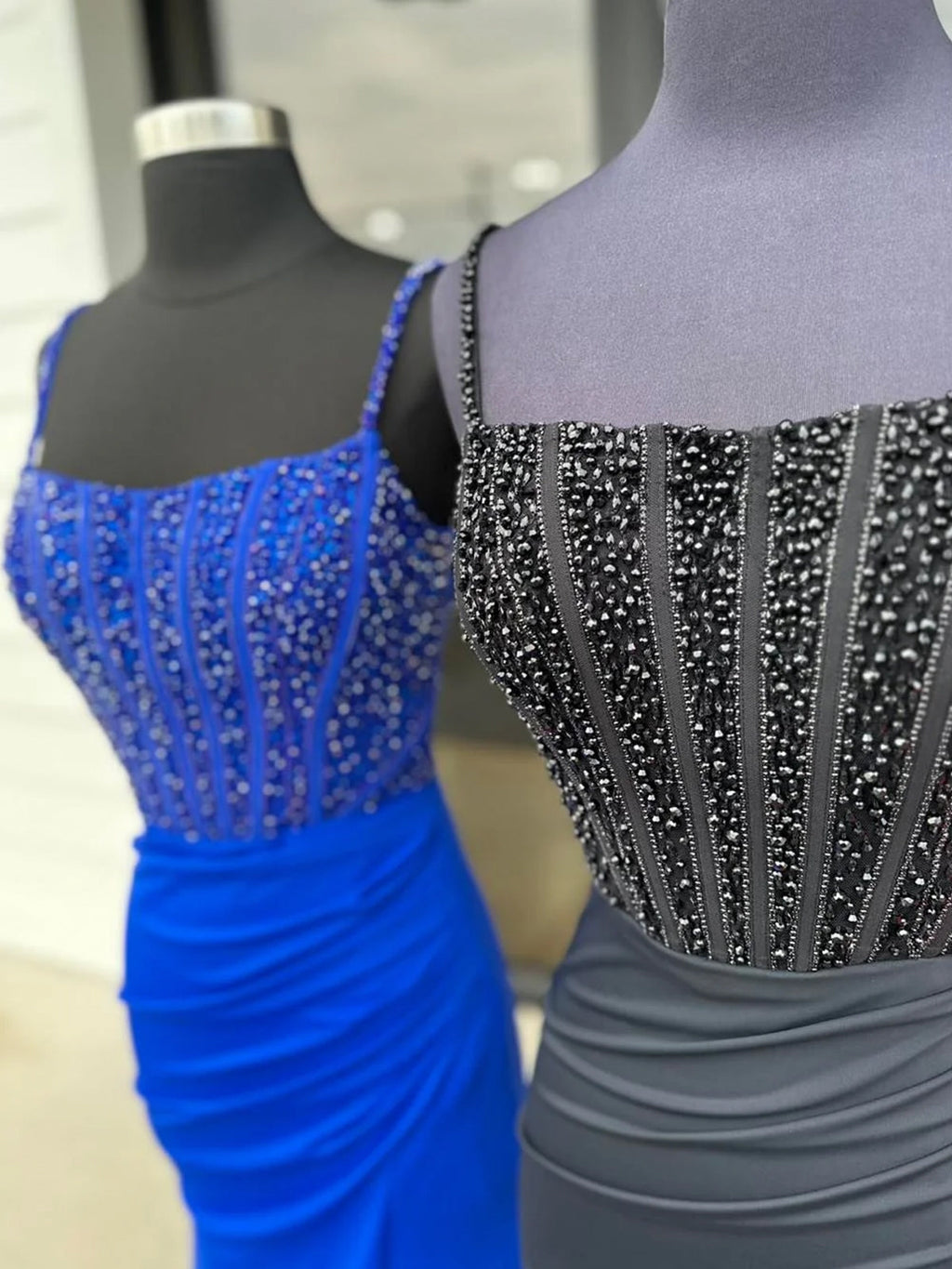 Iolanthe | Robe de bal longue rouge sirène à col carré et perles, fendue