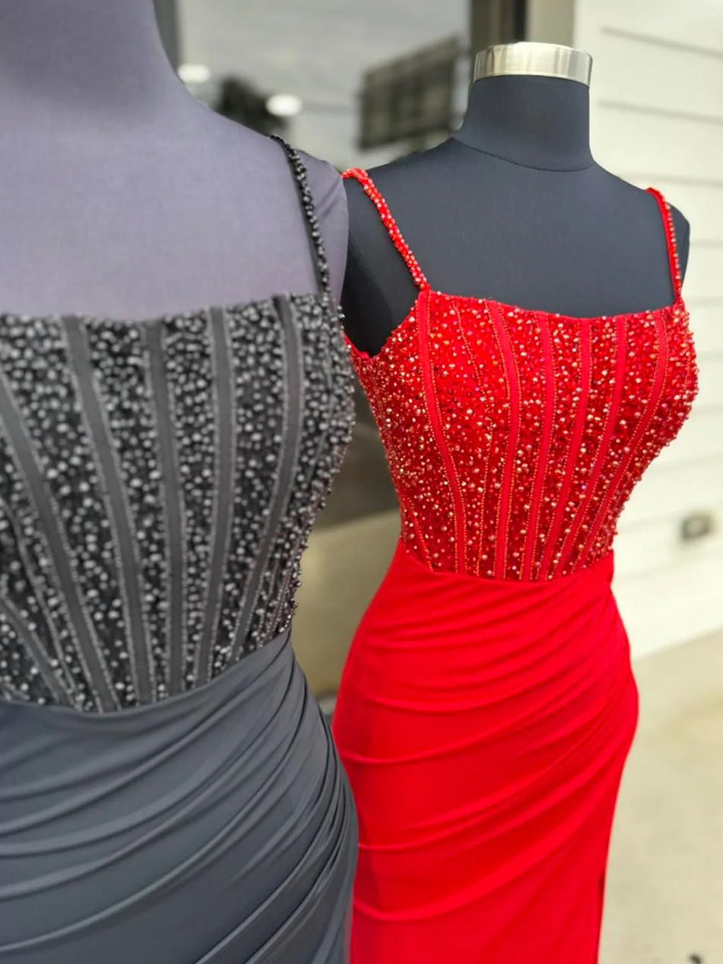 Iolanthe | Robe de bal longue rouge sirène à col carré et perles, fendue
