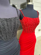 Iolanthe | Robe de bal longue rouge sirène à col carré et perles, fendue