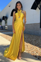 Iras | Vestido largo de fiesta sirena amarillo con escote halter y abertura