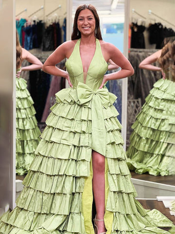 Iridium | Vestido de fiesta largo azul satinado con escote halter, corte en A, volantes y abertura