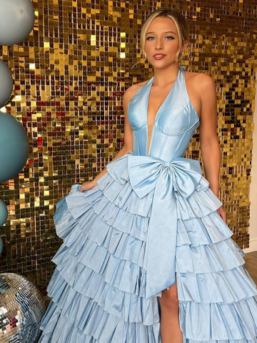 Iridium | Vestido de fiesta largo azul satinado con escote halter, corte en A, volantes y abertura